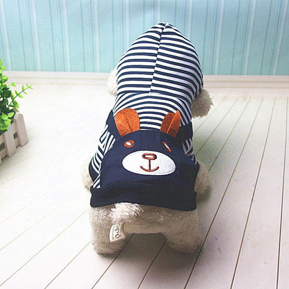 Winteroutfit mit gestreiftem Hundehoodie